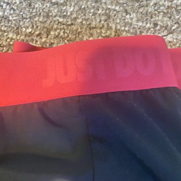 Nike running shorts size medium - Picture 3 of 5
